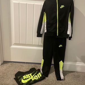Nike, size 4t, 3 piece set, perfect condition